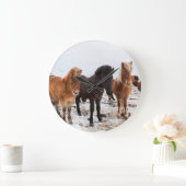 Icelandic Horse during winter on Iceland Große Wanduhr (Zuhause)