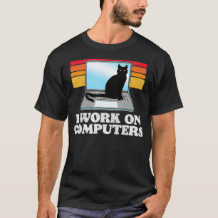 Ich arbeite an Computern, die Cat auf Laptop-Funn T-Shirt