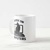 Ich Arbeite An Computern Lustiger Katzenliebhaber Kaffeetasse (Vorderseite Links)