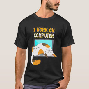 Ich arbeite an Computern Lustiger Katzenliebhaber T-Shirt