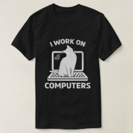 Ich Arbeite An Computern Lustiges Katzenliebhaber- T-Shirt