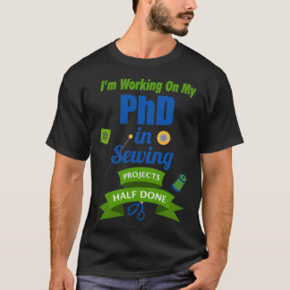 Ich arbeite an meinem Doktortitel in Nähprojekten T-Shirt