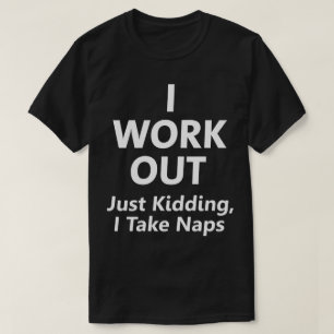 Ich arbeite aus. Gerade scherzend, nehme ich T-Shirt