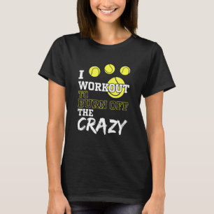 Ich arbeite daran, den verrückten Tennisspieler ab T-Shirt