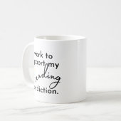 Ich arbeite daran, meine Tasse zum Lesen von Sucht (Vorderseite Links)