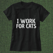 Ich arbeite für Katzen Funny Simple Personalisiert T-Shirt