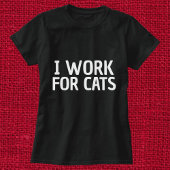 Ich arbeite für Katzen Funny Simple Personalisiert T-Shirt