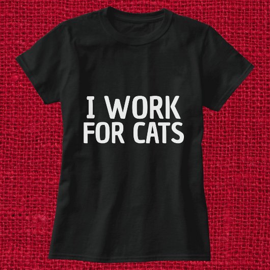 Ich arbeite für Katzen Funny Simple Personalisiert T-Shirt