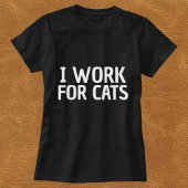 Ich arbeite für Katzen Funny Simple Personalisiert T-Shirt