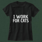 Ich arbeite für Katzen Funny Simple Personalisiert T-Shirt