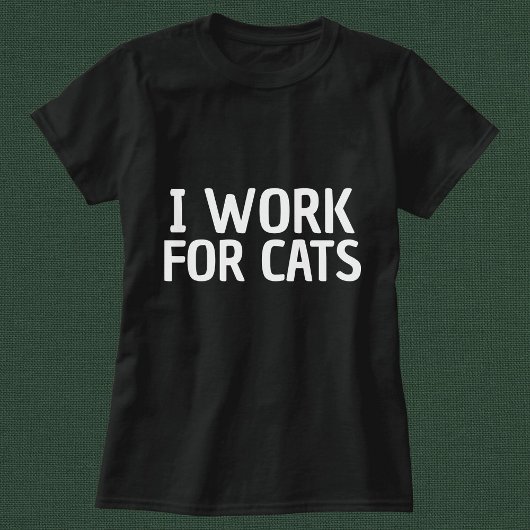 Ich arbeite für Katzen Funny Simple Personalisiert T-Shirt