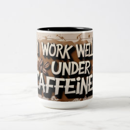 "Ich arbeite gut unter Coffein - Kaffee-Tasse" Zweifarbige Tasse