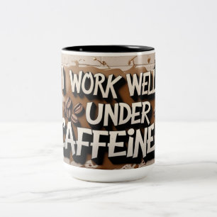 "Ich arbeite gut unter Coffein - Kaffee-Tasse" Zweifarbige Tasse