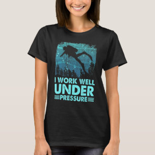 Ich arbeite gut unter der Liebe Tauchen T-Shirt