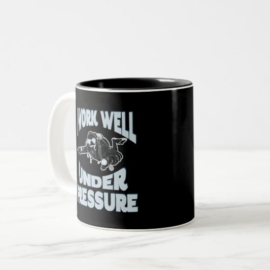 Ich arbeite gut unter Druck - Funny Scuba Diving Zweifarbige Tasse (Vorderseite Links)