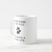 Ich arbeite hart, also liebe mein Hundebesitzer Ge Kaffeetasse (Vorderseite Links)