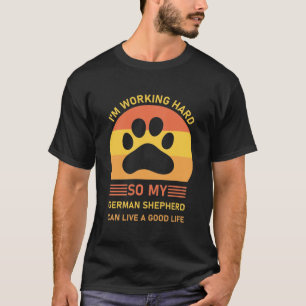 Ich arbeite hart, also mein deutscher Schäferhund T-Shirt