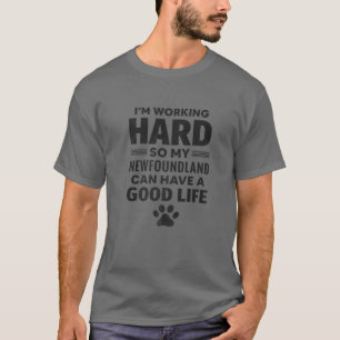 Ich arbeite hart, also züchtet mein Neufundland T-Shirt