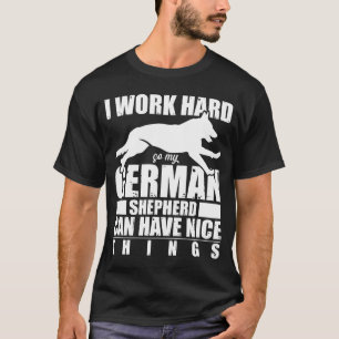 Ich arbeite hart, damit mein deutscher Hirte den T-Shirt