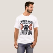 Ich arbeite hart, damit mein Hund besser lebt - Mä T-Shirt (Vorne ganz)
