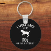 Ich arbeite hart, damit mein Hund ein besseres Leb Schlüsselanhänger (Rückseite)