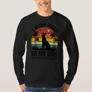 Ich arbeite hart, damit mein Hund ein besseres Leb T-Shirt