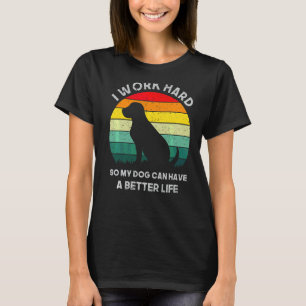 Ich arbeite hart, damit mein Hund ein besseres Leb T-Shirt