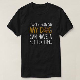 Ich arbeite hart, damit mein Hund ein besseres Leb T-Shirt