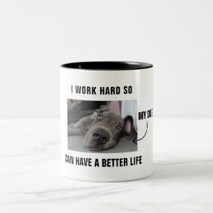 Ich arbeite hart, damit mein Hund ein besseres Leb Zweifarbige Tasse