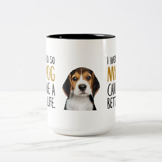 Ich arbeite hart, damit mein Hund ein besseres Leb Zweifarbige Tasse (Mittel)