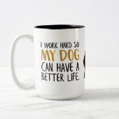 Ich arbeite hart, damit mein Hund ein besseres Leb Zweifarbige Tasse (Links)