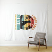 Ich arbeite hart, damit mein Hund ein besseres Shi Wandteppich (Beispiel (Horizontal))