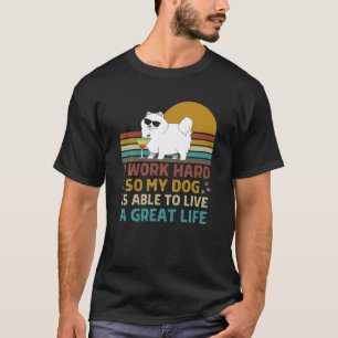 Ich arbeite hart, damit mein Hund ein tolles Leben T-Shirt