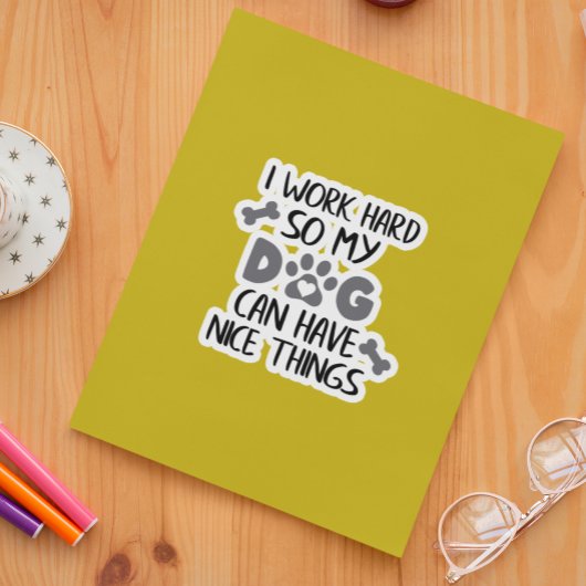 Ich arbeite hart, damit mein Hund schöne Dinge hab Aufkleber