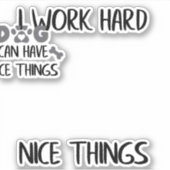 Ich arbeite hart, damit mein Hund schöne Dinge hab Aufkleber (Vorderseite)