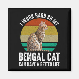 Ich arbeite hart, damit meine Bengalische Katze ei Magnet