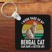 Ich arbeite hart, damit meine Bengalische Katze ei Schlüsselanhänger (Vorderseite)