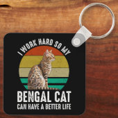 Ich arbeite hart, damit meine Bengalische Katze ei Schlüsselanhänger (Rückseite)