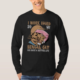 Ich arbeite hart, damit meine Bengalische Katze ei T-Shirt