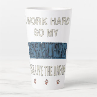 Ich arbeite hart, damit meine Britisch Kurzhaar le Milchtasse