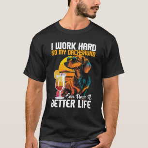 Ich arbeite hart, damit meine Dackel ein besseres  T-Shirt