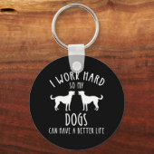 Ich arbeite hart, damit meine Hunde ein besseres L Schlüsselanhänger (Vorderseite)