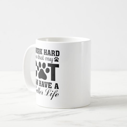 Ich arbeite hart, damit meine Katze ein besseres L Kaffeetasse (Vorderseite Links)