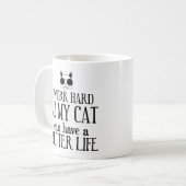 Ich arbeite hart, damit meine Katze ein besseres L Kaffeetasse (Vorderseite Links)