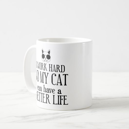 Ich arbeite hart, damit meine Katze ein besseres L Kaffeetasse (Vorderseite Links)