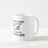Ich arbeite hart, damit meine Katze ein besseres L Kaffeetasse (VorderseiteRechts)