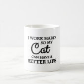 Ich arbeite hart, damit meine Katze ein besseres L Kaffeetasse (Mittel)