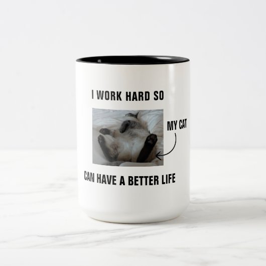 Ich arbeite hart, damit meine Katze ein besseres L Zweifarbige Tasse (Mittel)