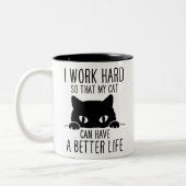 Ich arbeite hart, damit meine Katze ein besseres L Zweifarbige Tasse (Links)