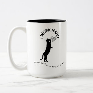 Ich arbeite hart, damit meine Katze eine bessere T Zweifarbige Tasse